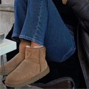 UGG Classic Mini II Suede size 8 women’s